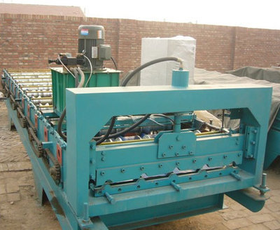 900彩钢板设备与墙面板压瓦机设备在机械设备租赁中的应用