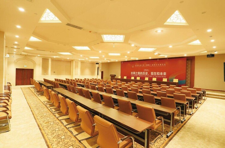 上海会议展览服务费用解析 构成、影响因素与市场行情